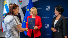 zawodowe rodziny zastępcze odbierają świętokrzyską kartę, spotkanie z marszałek Renatą Janik