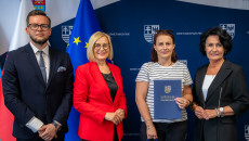 zawodowe rodziny zastępcze odbierają świętokrzyską kartę, spotkanie z marszałek Renatą Janik