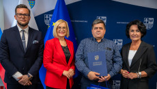 zawodowe rodziny zastępcze odbierają świętokrzyską kartę, spotkanie z marszałek Renatą Janik