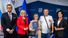 zawodowe rodziny zastępcze odbierają świętokrzyską kartę, spotkanie z marszałek Renatą Janik