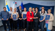 zawodowe rodziny zastępcze odbierają świętokrzyską kartę, spotkanie z marszałek Renatą Janik