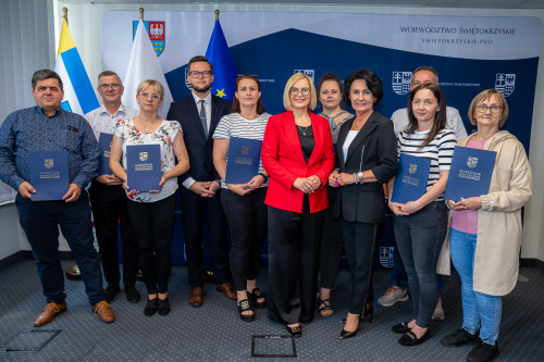 zawodowe rodziny zastępcze odbierają świętokrzyską kartę, spotkanie z marszałek Renatą Janik