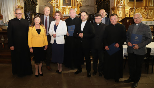 Blisko milionowe wsparcie na ochronę świętokrzyskich zabytków! Ostatnie umowy przekazane