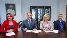 Wsparcie dla pracowników Centrum Rozwoju Lokalnego i Zakładu Usług Społecznych w Ostrowcu Świętokrzyskim - podpisanie umowy na dofinansowanie projektu.