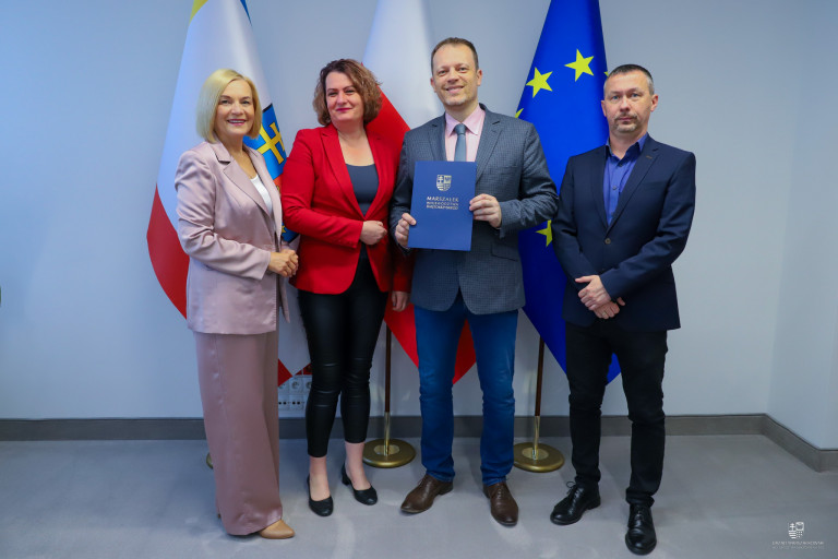 Wsparcie dla pracowników Centrum Rozwoju Lokalnego i Zakładu Usług Społecznych w Ostrowcu Świętokrzyskim - podpisanie umowy na dofinansowanie projektu.