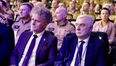 Przewodniczący Andrzej Bętkowski zwiedza Targi Strażackie