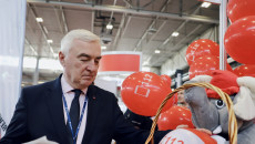 Przewodniczący Andrzej Bętkowski zwiedza Targi Strażackie