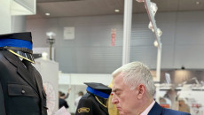 Przewodniczący Andrzej Bętkowski zwiedza Targi Strażackie