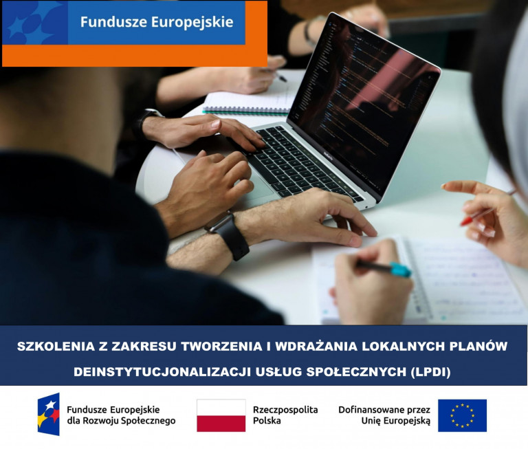 dłonie osób pracujących na laptopie