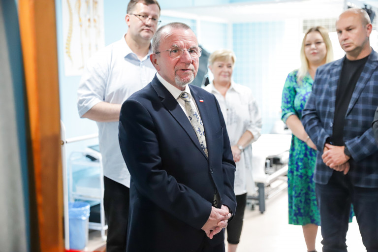 wicemarszałek Marek Bogusławski podczas otwarcia centrum rehabilitacyjnego w Jędrzejowie