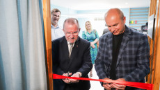 wicemarszałek Marek Bogusławski podczas otwarcia centrum rehabilitacyjnego w Jędrzejowie