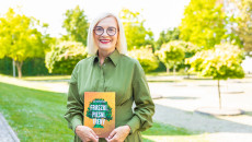 marszałek Renata Janik podczas narodowego czytania w bibliotece