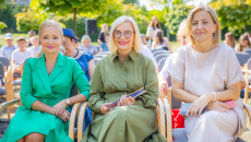 marszałek Renata Janik podczas narodowego czytania w bibliotece