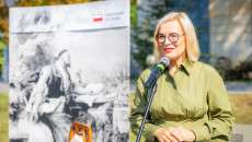 marszałek Renata Janik podczas narodowego czytania w bibliotece