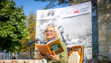 marszałek Renata Janik podczas narodowego czytania w bibliotece