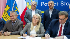Podpisano umowę na remont drogi wojewódzkiej w powiecie staszowskim