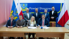 Podpisano umowę na remont drogi wojewódzkiej w powiecie staszowskim