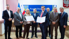 Podpisano umowę na remont drogi wojewódzkiej w powiecie staszowskim