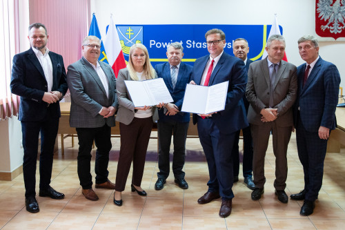 Podpisano umowę na remont drogi wojewódzkiej w powiecie staszowskim