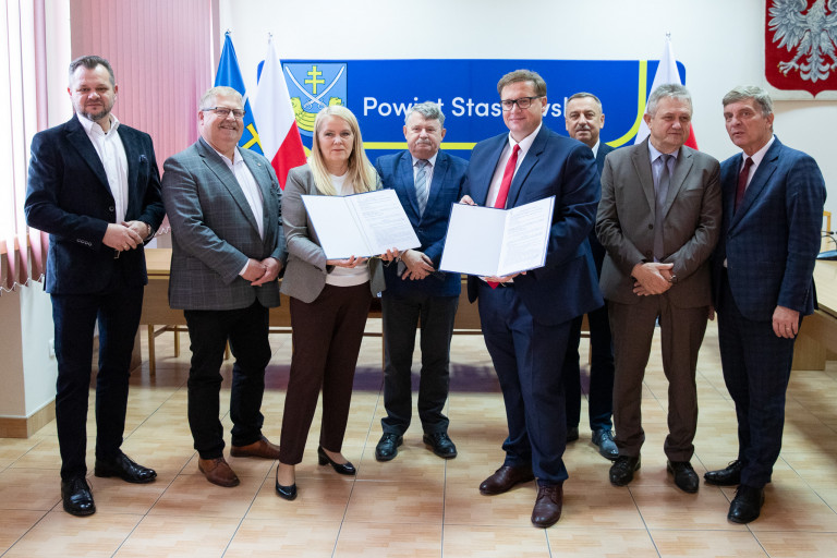Podpisano umowę na remont drogi wojewódzkiej w powiecie staszowskim