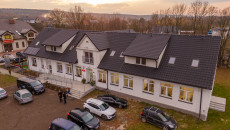 Centrum Usług Społecznych w Mniowie z własną siedzibą oraz nowym samochodem dla osób z niepełnosprawnościami!