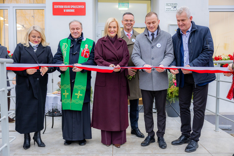 Centrum Usług Społecznych w Mniowie z własną siedzibą oraz nowym samochodem dla osób z niepełnosprawnościami!