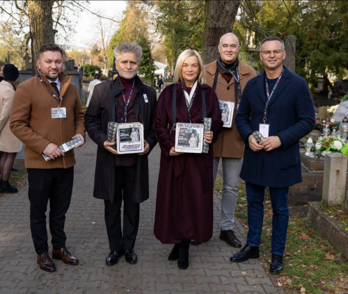 Kwestujący Na Rzecz Ratowania Cennych, Zabytkowych I Opuszczonych Nagrobków