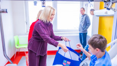 Mikołajkowa wizyta w Szpitaliku Dziecięcym. Książki i pluszaki dla najmłodszych pacjentów