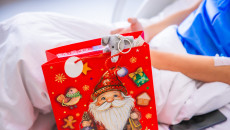 Mikołajkowa wizyta w Szpitaliku Dziecięcym. Książki i pluszaki dla najmłodszych pacjentów