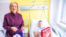 Mikołajkowa wizyta w Szpitaliku Dziecięcym. Książki i pluszaki dla najmłodszych pacjentów