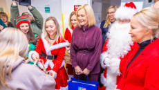 Mikołajkowa wizyta w Szpitaliku Dziecięcym. Książki i pluszaki dla najmłodszych pacjentów