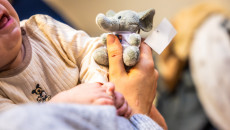 Mikołajkowa wizyta w Szpitaliku Dziecięcym. Książki i pluszaki dla najmłodszych pacjentów