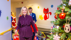 Mikołajkowa wizyta w Szpitaliku Dziecięcym. Książki i pluszaki dla najmłodszych pacjentów