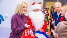 Mikołajkowa wizyta w Szpitaliku Dziecięcym. Książki i pluszaki dla najmłodszych pacjentów