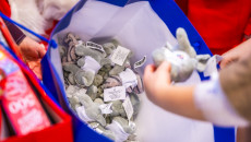 Mikołajkowa wizyta w Szpitaliku Dziecięcym. Książki i pluszaki dla najmłodszych pacjentów