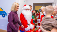 Mikołajkowa wizyta w Szpitaliku Dziecięcym. Książki i pluszaki dla najmłodszych pacjentów