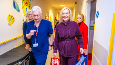 Mikołajkowa wizyta w Szpitaliku Dziecięcym. Książki i pluszaki dla najmłodszych pacjentów