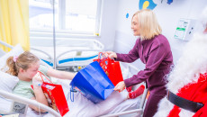 Mikołajkowa wizyta w Szpitaliku Dziecięcym. Książki i pluszaki dla najmłodszych pacjentów
