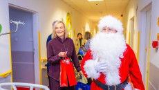 Mikołajkowa wizyta w Szpitaliku Dziecięcym. Książki i pluszaki dla najmłodszych pacjentów