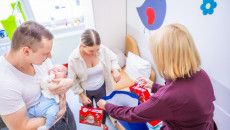 Mikołajkowa wizyta w Szpitaliku Dziecięcym. Książki i pluszaki dla najmłodszych pacjentów