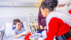 Mikołajkowa wizyta w Szpitaliku Dziecięcym. Książki i pluszaki dla najmłodszych pacjentów