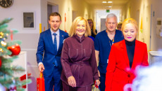 Mikołajkowa wizyta w Szpitaliku Dziecięcym. Książki i pluszaki dla najmłodszych pacjentów