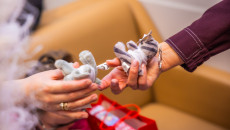 Mikołajkowa wizyta w Szpitaliku Dziecięcym. Książki i pluszaki dla najmłodszych pacjentów