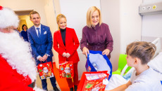 Mikołajkowa wizyta w Szpitaliku Dziecięcym. Książki i pluszaki dla najmłodszych pacjentów