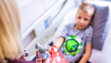 Mikołajkowa wizyta w Szpitaliku Dziecięcym. Książki i pluszaki dla najmłodszych pacjentów