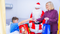 Mikołajkowa wizyta w Szpitaliku Dziecięcym. Książki i pluszaki dla najmłodszych pacjentów