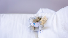 Mikołajkowa wizyta w Szpitaliku Dziecięcym. Książki i pluszaki dla najmłodszych pacjentów