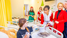 Mikołajkowa wizyta w Szpitaliku Dziecięcym. Książki i pluszaki dla najmłodszych pacjentów
