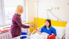 Mikołajkowa wizyta w Szpitaliku Dziecięcym. Książki i pluszaki dla najmłodszych pacjentów