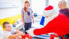 Mikołajkowa wizyta w Szpitaliku Dziecięcym. Książki i pluszaki dla najmłodszych pacjentów